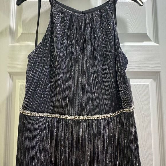 Elegant Black Evening Dress - Picture 3 of 9